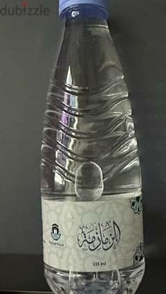 مياه زمزم المباركة في عبوة مكونة من 3 زجاجات كل منها تحتوي على 335 مل ماء زمزم. مثالية للمناسبات الروحانية والاستخدام اليومي بقيمتها الروحية الفريدة