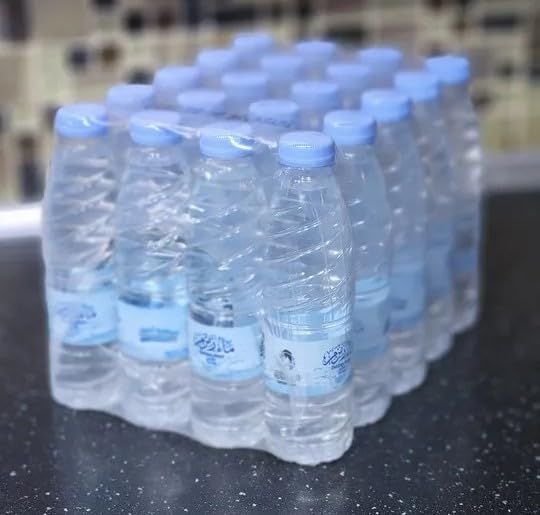 مياه زمزم المباركة في عبوة مكونة من 3 زجاجات كل منها تحتوي على 335 مل ماء زمزم. مثالية للمناسبات الروحانية والاستخدام اليومي بقيمتها الروحية الفريدة