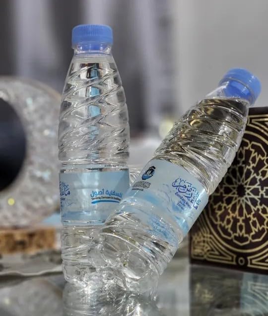 مياه زمزم المباركة في عبوة مكونة من 3 زجاجات كل منها تحتوي على 335 مل ماء زمزم. مثالية للمناسبات الروحانية والاستخدام اليومي بقيمتها الروحية الفريدة