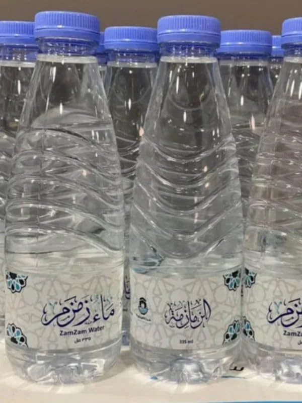 مياه زمزم المباركة في عبوة مكونة من 3 زجاجات كل منها تحتوي على 335 مل ماء زمزم. مثالية للمناسبات الروحانية والاستخدام اليومي بقيمتها الروحية الفريدة