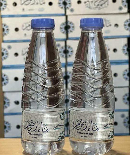 مياه زمزم المباركة في عبوة مكونة من 3 زجاجات كل منها تحتوي على 335 مل ماء زمزم. مثالية للمناسبات الروحانية والاستخدام اليومي بقيمتها الروحية الفريدة