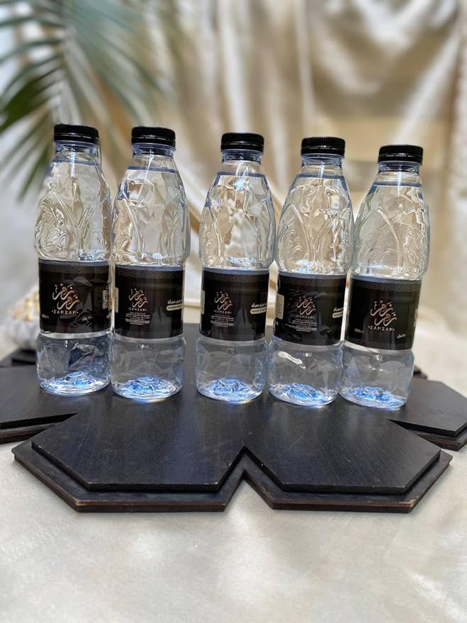 مياه زمزم المباركة في عبوة مكونة من 4 زجاجات كل منها تحتوي على 335 مل ماء زم. مثالية للمناسبات الروحانية والاستخدام اليومي بقيمتها الروحية الفريدة